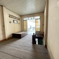 Nhà mặt tiền chợ