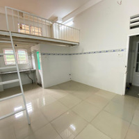 Phòng Có Máy Lạnh, Gác_Ở 3 Người - Ngay Đh Spkt, Ngân Hàng - Giờ Tự Do
