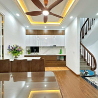 Bán Nhà Trung Tâm Cầu Giấy,
 Diện Tích: 35M- 6 Tầng-Mt:4.1M- Giá: Nhỉnh 8 Tỷ Sổ Nở Hậu . Gần Oto ,