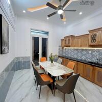 Nhà lầu rộng 4 phòng ngủ, đậu ô tô trong nhà - Gần đại học Cần Thơ