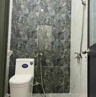 BÁN NHÀ MỚI CÓ SÂN ĐẬU Ô TÔ SAU ĐỀN THỜ PHẠM HÙNG, LONG PHƯỚC (GIÁP P4 TPVL)