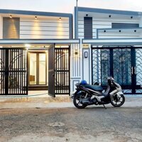 BÁN NHÀ MỚI CÓ SÂN ĐẬU Ô TÔ SAU ĐỀN THỜ PHẠM HÙNG, LONG PHƯỚC (GIÁP P4 TPVL)