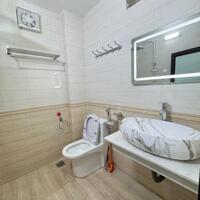 Bán nhà Thịnh Hào mặt ngõ thông gần phố nhà đẹp lô góc 2 thoáng ,nội thất xịn 35m giá 7.6 tỷ .