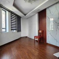 Cho Thuê Nhà Đường Nguyễn Trãi, 5 Phòng Ngủ, Hẻm Xe Hơi, Nội Thất Cơ Bản