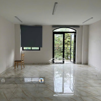 Lakeview City Nhà Phố Góc Sân Vườn View Hồdiện Tích160M2 3 Lầu Giá Thuê 30 Triệu/Th Đường 25M Liên Hệ: 0907860179