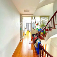 Cầu Giấy-Ô Tô Đỗ Cửa- Dân Xây - Gần Phố - Hai Thoáng - Kinh Doanh -Dòng Tiền- Tặng Nội Thất