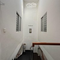 Nhà 2 Tầng Gần Đại Học Ngoại Ngữ - Đẹp Kiên Cố Ngay Trung Tâm