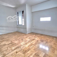 Phòng Trọ Ngay Etown Cộng Hoà Có Thang Máy Gác Cao Có Không Đụng Đầu