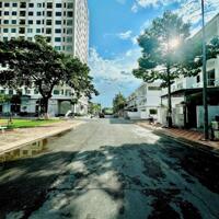 Nhà Hưng Phú đối diện công viên nội khu