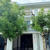 Nhà Hưng Phú đối diện công viên nội khu