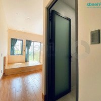 Ban Công Cửa Sổ Thoáng-Đường Lớn Đậu Oto-Đi Làm Q1-Q7-Sala Thuận Tiện