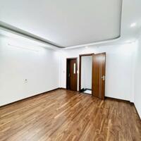 Bán Bán nhà 35m2 x 5 tầng Đàm Quang Trung, Long Biên- Ngay chân cầu Vĩnh Tuy.