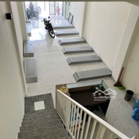 Mặt Tiền 4,5X17M 3 Lầu Suốt, Làm Showroom, Vp, Cty Studio Giá 27 Triệu/Tháng