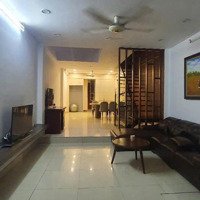 Nhà Đẹp Sát Phố Tặng Full Nội Thất Giá Cả Hợp Lí .
