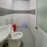 Nhà trệt lầu 3 phòng ngủ, cách trường Đại Học Y Dược Cần Thơ 300m