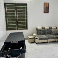 Nhà rộng 2 phòng có nội thất trung tâm