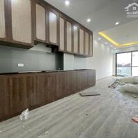 Bán nhà gấp trên phố Huỳnh Tấn Phát, thiết kế hiện đại, gần trung tâm, tiện ích đủ đầy.