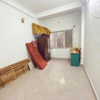 Cho thuê nhà nguyên căn ngõ 111 Giáp Bát 4 tầng x 35m2, 5 ngủ, 10.5tr ở gđ, nhóm