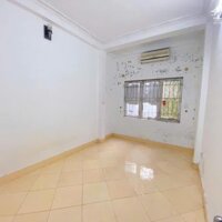Cho thuê nhà nguyên căn ngõ 111 Giáp Bát 4 tầng x 35m2, 5 ngủ, 10.5tr ở gđ, nhóm