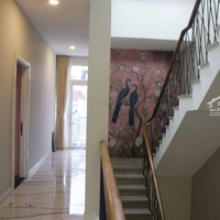 Biệt Thự Gần Vincom Thảo Điền, Sân Đậu 3 Oto, Nhà Đẹp Ở Ngay