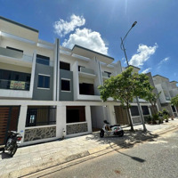 Bán Gấp Căn Nhà Phố Bà Rịa 120M2 Mặt Tiền Quốc Lộ 51, 1 Trệt 2 Lầu, Sổ Hồng. Liên Hệ: 0775707172 Phạm Yến