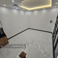 Nhà Liền Kề Kẻ Tạnh 31M2 - Tổ 7 Giang Biên, Oto Đỗ. Chỉ 5 Tỷ Chút