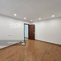 Nhà Liền Kề Kẻ Tạnh 31M2 - Tổ 7 Giang Biên, Oto Đỗ. Chỉ 5 Tỷ Chút