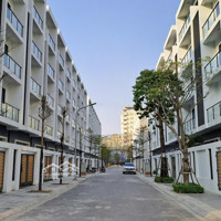 Hệ Thống Studio Ban Công, Cửa Sổ Đầy Đủ Nội Thất Nằm Ngay Đại Học Thương Mại, Goldmark City