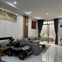 Bán nhà 5 tầng ngang 5,5m có thang máy trung tâm phố biển Nha Trang gần chợ Xóm Mới