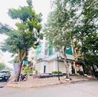 Cho thuê nhà nhố góc 2 mặt tiền Bùi Bằng Đoàn PMH Q7. Dt sàn: 550m2- trệt, lững,3 tầng. Giá: 230 triệu/tháng