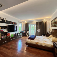 Cho Thuê Biệt Thự Vườn Đào, Đường Lạc Long Quân Thông Võ Chí Công 200M2X5T Full Đẹp
