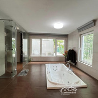 Cho Thuê Biệt Thự Vườn Đào, Đường Lạc Long Quân Thông Võ Chí Công 200M2X5T Full Đẹp