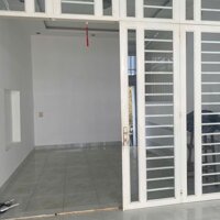 Cần bán căn nhà ngay trung tâm Tân An, Buôn Ma Thuột chỉ việc vào ở!  * Rộng 4m dài 23m full thổ cư * Nhà gồm sân ô tô, phòng khách, 2 phòng ngủ, bếp, khu vực vệ sinh, giếng trời, khu vực phơi đồ áo rộng rãi