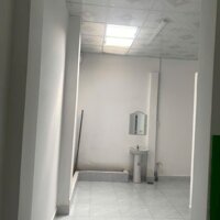 Cần bán căn nhà ngay trung tâm Tân An, Buôn Ma Thuột chỉ việc vào ở!  * Rộng 4m dài 23m full thổ cư * Nhà gồm sân ô tô, phòng khách, 2 phòng ngủ, bếp, khu vực vệ sinh, giếng trời, khu vực phơi đồ áo rộng rãi