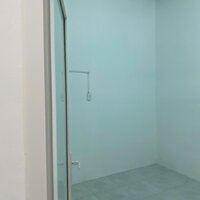 Cần bán căn nhà ngay trung tâm Tân An, Buôn Ma Thuột chỉ việc vào ở!  * Rộng 4m dài 23m full thổ cư * Nhà gồm sân ô tô, phòng khách, 2 phòng ngủ, bếp, khu vực vệ sinh, giếng trời, khu vực phơi đồ áo rộng rãi