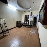 Cho Thuê Căn Hộ Tập Thể Tầng 2Diện Tích55M2 2 Pn Nhà Thoáng Sạch Tòa Nhà Mặt Phố Nguyên Hồng Giá 6, 5 Triệu