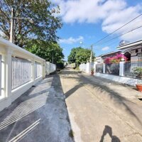 Bán đất hẽm cấp 1 quốc lộ 14 gần chợ Hòa Phú, cách KCN 400m, view suối   Diện tích: 10*35* TC80m2  Hướng: Hướng Nam mát mẻ   Giá: 1ty550tr ( thương lượng nhẹ)