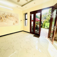 Nhà Đẹp - Gần Phố - Nhiều Tiện Ích Xung Quanh - View Hồ Thoáng Mát