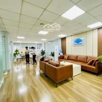 Nhượng Văn Phòng 150M2 Tại Phố Trần Thái Tông, Cầu Giấy, Chia Sẵn Phòng Họp, Sẵn Nội Thất.