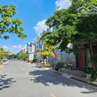 Nhà Mẫu Hiện Đại, Mặt Tiền Công Viên Thoáng Mát