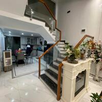 Cho thuê nhà 4 p.ngủ khép kín phố Văn Cao, DT: 76m2.