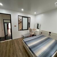 Cho thuê nhà 4 p.ngủ khép kín phố Văn Cao, DT: 76m2.