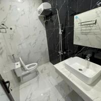 Cho thuê nhà 4 p.ngủ khép kín phố Văn Cao, DT: 76m2.
