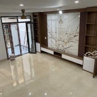 Cần Bán Gấp Căn Nhà 3.5 Tầng Oto Đỗ Cửa Cách Đại Lộ Thăng Long 1Km