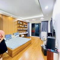 Bán nhà dân chắc chắn phố Cự Lộc, 33m2 6,48Tỷ, vài bước ra phố, ngõ rộng thoáng.