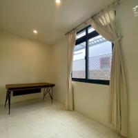 Cho thuê biệt thự đơn lập khu Cảnh Đồi Phú Mỹ Hưng, Q7, 4PN, phòng karaoke + phòng gym, phòng khách.