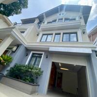 Cho thuê biệt thự đơn lập khu Cảnh Đồi Phú Mỹ Hưng, Q7, 4PN, phòng karaoke + phòng gym, phòng khách.