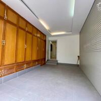 Cho thuê biệt thự đơn lập khu Cảnh Đồi Phú Mỹ Hưng, Q7, 4PN, phòng karaoke + phòng gym, phòng khách.