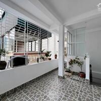 NGỌC HÀ 30M2 x Mặt tiền 5.5M - Ngõ thẳng tắp, cách mặt phố 50M, gần Lăng Bác. An ninh tốt.