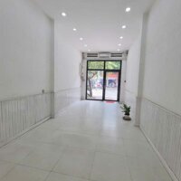Minh Phụng, Phường 9, Quận 11  Diện tích: 3,5m x 14,5m, 1 trệt 1 lửng 1 lầu, 3 phòng, 3 toilet, có cửa cuốn và cửa kính sẳn, có sân trước dễ dàng kinh doanh mọi mặt hàng.